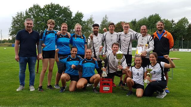 Die siegreichen Teams in den Klassen Jugend, Frauen und Männer. | Foto: Strasser