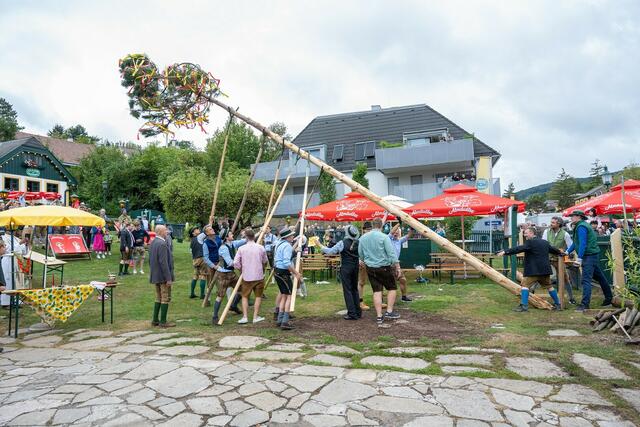 Das Aufstellen des Hiatabaums hat eine lange Tradition. Auch beim diesjährigen Neustifter Kirtag durfte dieses Highlight nicht fehlen. | Foto: René Brunhölzl