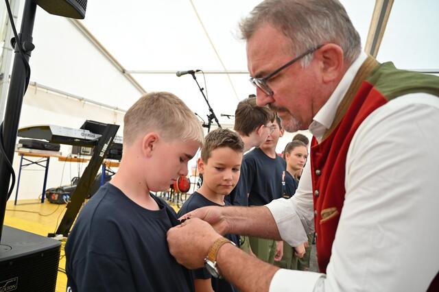 Landtagspräsident Jakob Strauß bei der besonderen Ehrung der Feuerwehrjugend von Rückersdorf