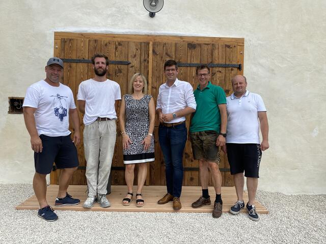 Förderzusage in Bleiburg (von links): Vizebürgermeister Daniel Wrießnig, Förderwerber Jakob Thurn-Valsassina, Claudia Trattnig, Landesrat Martin Gruber, Roland Glaboniat, Stadtrat Manfred Daniel | Foto: Büro LR Gruber/Posch