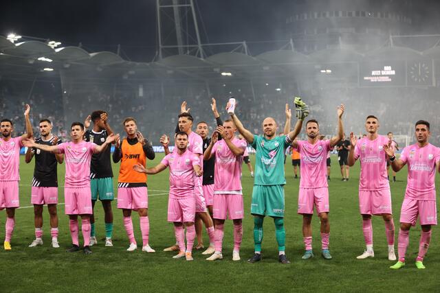 LASK-Kapitän Alexander Schlager und seine Kammeraden feierten nach Spielende vor dem Block. | Foto: Reischll