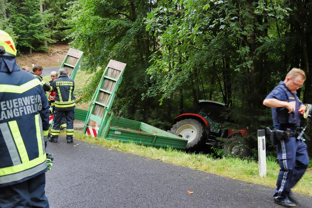 Bei dem Traktorunfall wurden zwei Personen verletzt. | Foto: laumat.at
