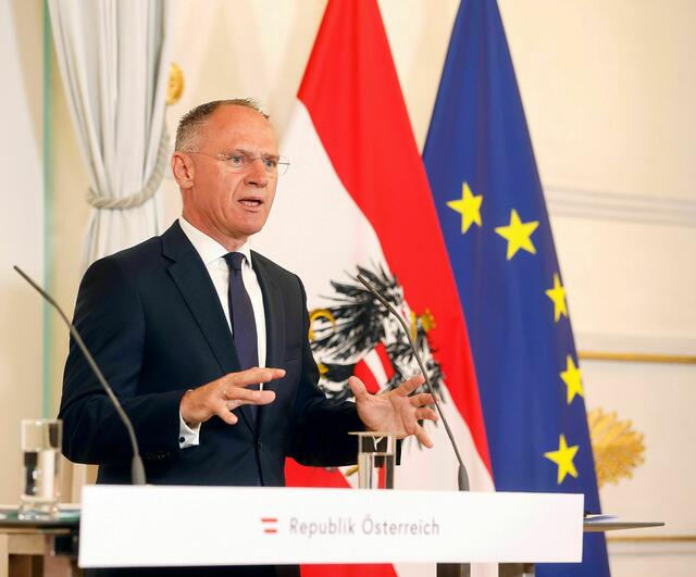 Der Innenminister Gerhard Karner (ÖVP) will mit einer Kampagne in den Heimatländern Versprechungen von Schleppern entgegenwirken.   | Foto: BKA/Tatic