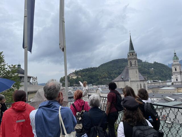 An einem regnerischen Tag führten Friderike Zweig (Julienne Pfeil) und Stefan Zweig (Walter Sachers) durch Salzburg.  | Foto: Anna-Katharina Wintersteller