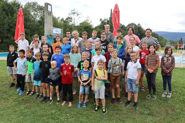 Gruppenbild mit allen Teilnehmern und Betreuern