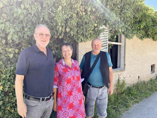 Helmut Eberhart und Anita Ziegerhofer mit Herbert Halsegger vor dem Tiefkühlhaus in Steinberg (Gemeinde Hitzendorf) | Foto: RegionalMedien Steiermark 