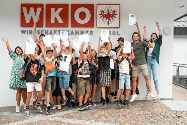 Kids und Trainerteam freuen sich mit einem verdienten Luftsprung bei der Urkundenübergabe in der WK Landeck. | Foto: caros.creation