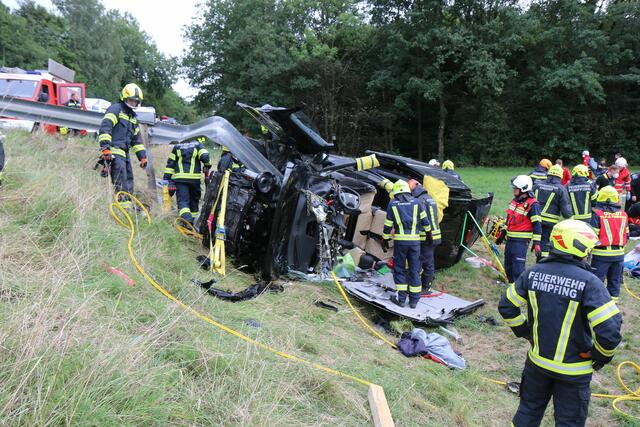 Gestern Abend kam ein Kleinvan aus Großbritannien auf der B137 von der Straße ab – darin befanden sich sechs Personen. Die Beifahrerin war zunächst mit den Beinen im völlig demolierten Fahrzeug eingeklemmt. | Foto: FF Pimpfing