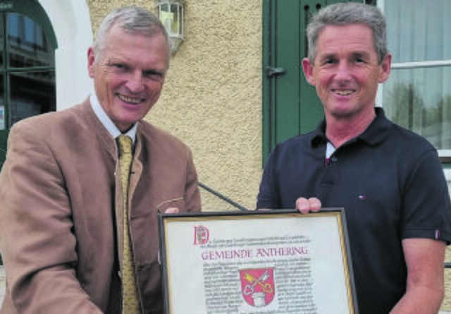 Der Bürgermeister von Anthering Johann Mühlbacher (rechts) und Landtagsabgeordneter Josef Schöchl (links). | Foto: Schöchl