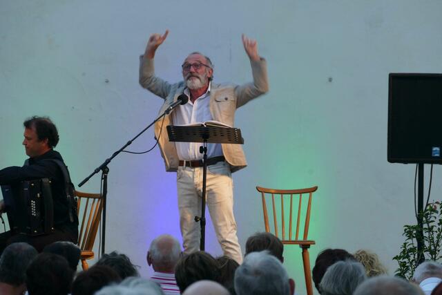 Für die Unterhaltung bedienten sich die Künstler wie etwa  Karl Markovics an bildender Kunst, Musik, Literatur, Theater und Kabarett. | Foto: Stadtgemeinde Feldbach