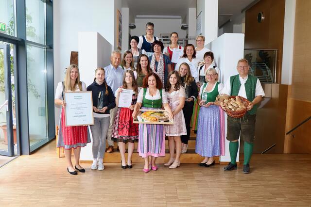 Die erfolgreichen Teilnehmer aus dem Bezirk mit den Gratulanten, an der Spitze NR Reinhold Lopatka und Landesbäuerin Viktoria Brandner. | Foto: Alfred Mayer