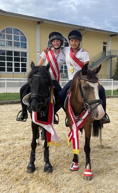 Kiana Kaffenda (r.) und ihre Partnerin Nina Riegler (l.). | Foto: Jasmin Horner