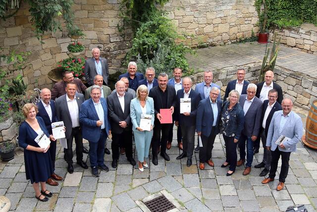 Die BürgermeisterInnen der Region „Nord 1“ bei der Präsentation des neuen Leitbilds für die Region Neusiedler See – Parndorfer Platte  | Foto: LMS Burgenland