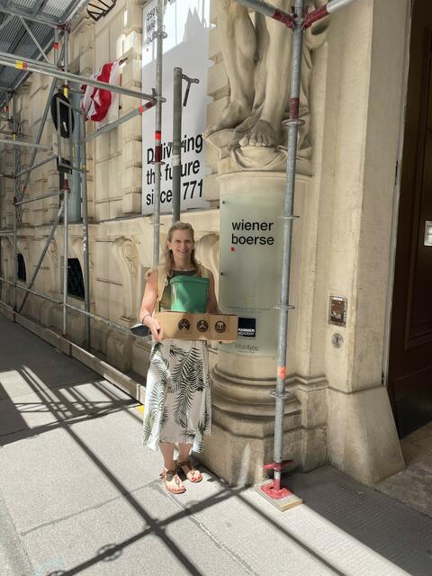Bettina Dintl auf dem Weg zur Übergabe mit Wormbag und Kompostierwürmern in der Hand. | Foto: wurmkiste.at