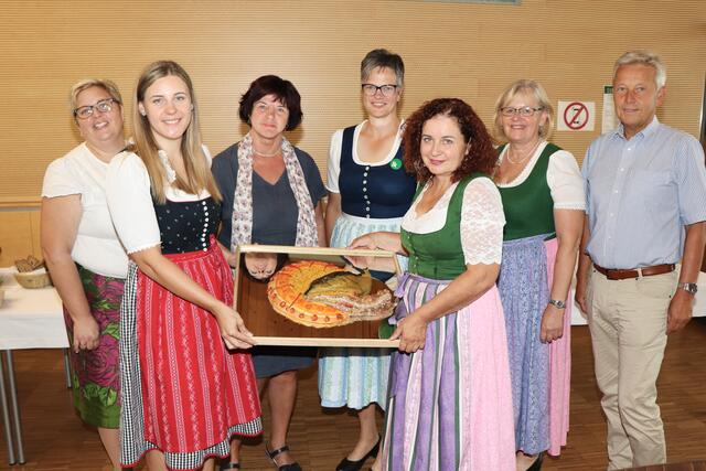 „Schule zum Anbeißen“: Vertreter der Fachschule Hartberg-St. Martin mit Ehrengästen, an der Spitze NR Reinhold Lopatka. | Foto: Alfred Mayer