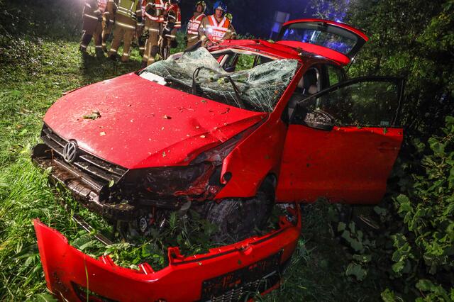 Der Lenker des Autos konnte sich noch eigenständig aus dem Wrack befreien. | Foto: laumat.at/Matthias Lauber
