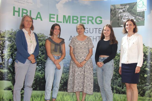 Von links: Regina Lunzer (Organisatorin des Umwelttags), Schulsprecherin Lisa Kammerhuber, Referentin Helga Kromp-Kolb, Schulsprecher-Stellvertreterin Elisabeth Kinzlbauer, Direktorin Leopoldine Weinzierl. | Foto: HBLA Elmberg