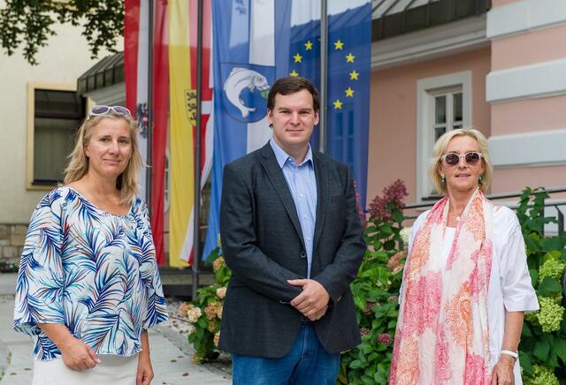 Die Bürgerinitiative "Umwidmungsstopp Pörtschach" fordert das nutzen von Bauland.
v.l.n.r.: Gemeinderätin (Grüne) Gabriele Hadl, Gemeindevorstand (FPÖ) Florian Pacher, Bürgerinitiative-Gründerin Gertraud Wiederschwinger | Foto: Martin Assam
