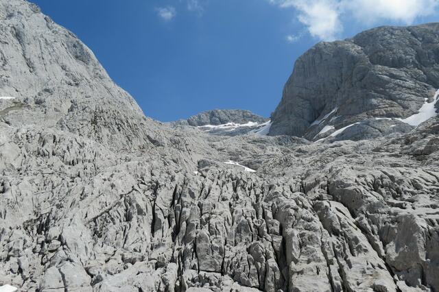 Der Abstieg durch die Umgäng führt durch eine ziemlich unberührte Karstlandschaft.  | Foto: Thomas Neuhold