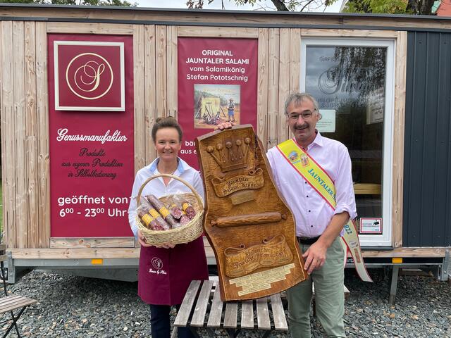 Der vierfache Salamikönig Stefan Pototschnig mit Silvia Pukart beim "Genuss-Kastale" beim Restaurant Silvia am Klopeiner See. | Foto: RegionalMedien