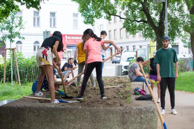 Die Jugendlichen gartelten mit Feuereifer an ihrem Naschgarten. | Foto: Carola Edinger