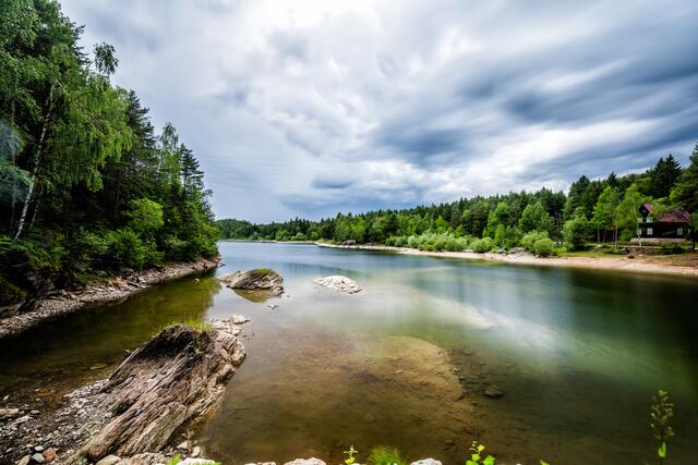 Forstsee: Der Wasserstand wird reduziert. Baden ist erst im Jahr 2023 wieder möglich. | Foto: Kelag