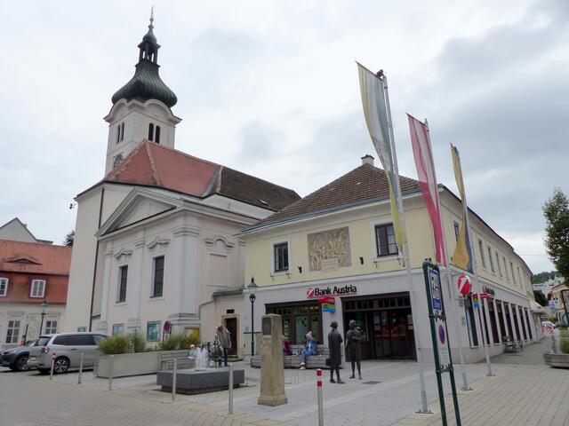 Kath. Pfarrkirche Jakob der Ältere - Im Barock ausgebauter gotischer Saalbau mit Gnadenbild der stillenden Muttergottes und Friedenskreuz, die mehrfach erweitert wurde.
