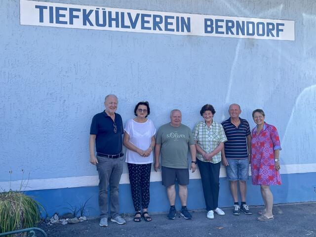 Helmut Eberhart und Anita Ziegerhofer freuen sich über Einblicke in den Betrieb und die Geschichte des Tiefkühlhauses in Berndorf.  | Foto: RegionalMedien Steiermark