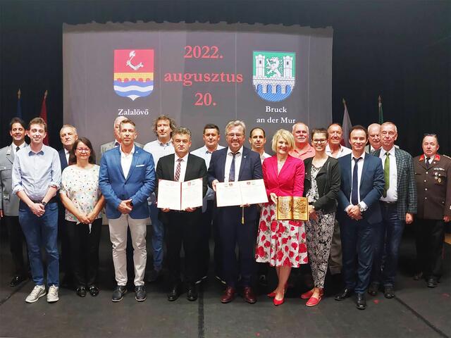 Mit einem Festakt und der Erneuerung der Städtepartnerschaft wurde das 25-jährige Jubiläum in Ungarn gefeiert. | Foto: Stadt Bruck