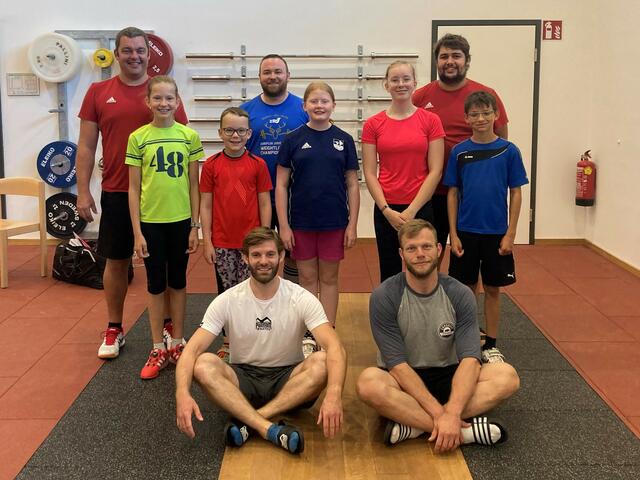 Trainingslager in der Bundessportschule Maria Alm/ Hintermoos.
Stehend von links hinten. Trainer Florian Maderegger, Juliane Maderegger, Patrick Maderegger, Patrick Dürnberger, Barbara Voggenberger, Helena Maderegger, Trainer Patrick Mayr und Jonas Leikermoser.
Sitzend von links vorne: Jakob Weber und Christian Landlinger.
Foto: USV Lochen 