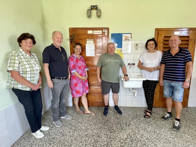 Helmut Eberhart und Anita Ziegerhofer freuen sich über Einblicke in den Betrieb und die Geschichte des Tiefkühlhauses in Berndorf.  | Foto: RegionalMedien Steiermark