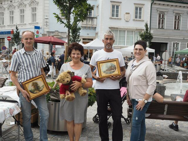 Am Trödelmarkt ist für jeden etwas dabei: Günter Szing, Bürgermeisterin Ludmilla Etzenberger, Obmann Richard Reiter und Monika Knödlstorfer (drei von Gföhler Wirtschaft Aktiv) | Foto: Winkler