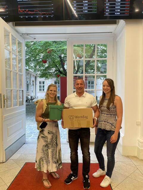 Bettina Dintl von der Marketingleitung Wormsystems (l.) und Marketing Managerin Anna Schweitzer (r.) übergeben Herbert Rothböck vom Facility Management der Wiener Börse die Wormbag und Würmer aus Andorf.
 | Foto: wurmkiste.at