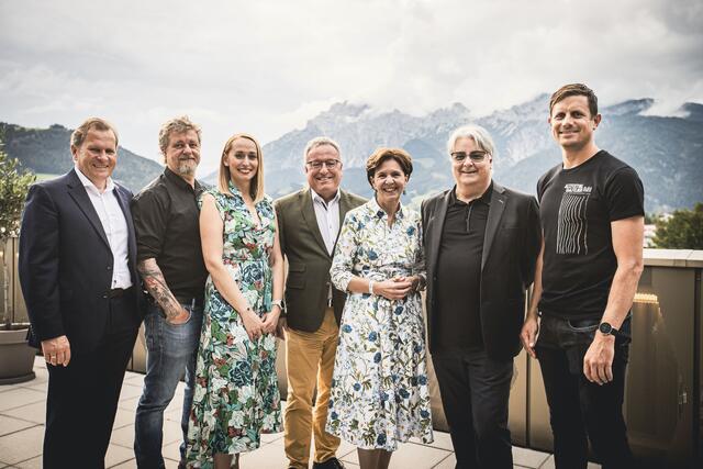 Die Organisatoren, allen voran der künstlerische Leiter des Jazzfestivals Mario Steidl (zweiter von links) und TVB Saalfelden-Leogang Geschäftsführer Marco Pointner (rechts) sowie Vertreter der Stadt- und Landpolitik freuten sich über das gelungene Festival. | Foto: Matthias Heschl