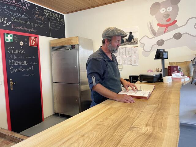 Stefan kennt sich auch gut aus, auch wenn der Hund einmal etwas empfindlicher ist", sagt eine Kundin bei unserem Besuch der "fressbar". 
 | Foto: Anna-Katharina Wintersteller