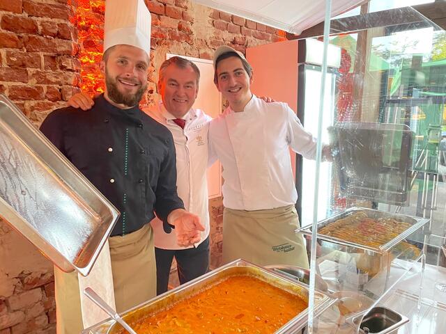 Toni Mörwald und sein Team verwöhnen die Gäste mit Eierschwammerlgulasch. | Foto: Necker