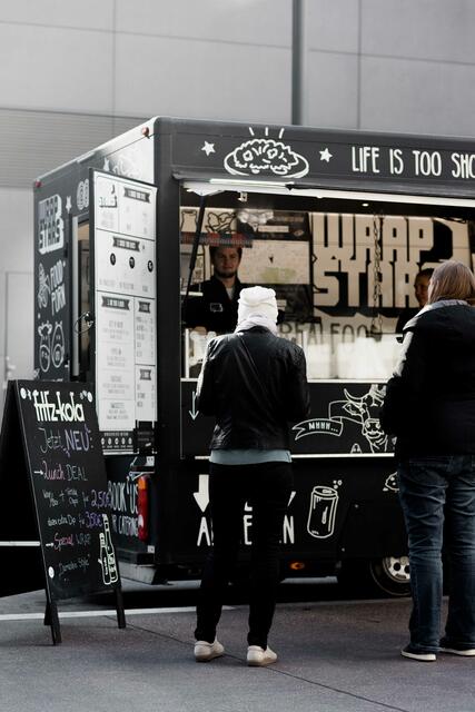 Die Foodtrucks von Wrapstars touren mir ihrem gesunden Fastfood durch Wien.  | Foto: Wrapstars
