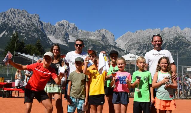 Der Tennisclub Kundl bei der Gesamtsiegerehrung in Ellmau. | Foto: Schwaighofer