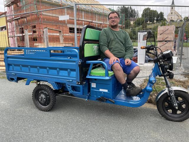 Olbendorfs Gemeindemitarbeiter Bernd Weber freut sich über das neue E-Lastenfahrzeug. In Kürze kann auch die neue E-Ladestation, die hinter dem Feuerwehrhaus platziert ist, genutzt werden.  | Foto: Elisabeth Kloiber
