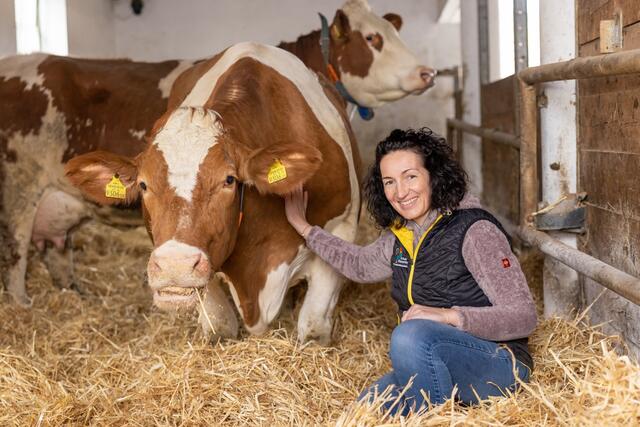 Waltraud Ungersböck in ihrem Stall. Die Kostenkette für die Milchproduktion ist gestiegen. Das spüren sowohl Bauern als auch Konsumenten. | Foto: Janine Stranz