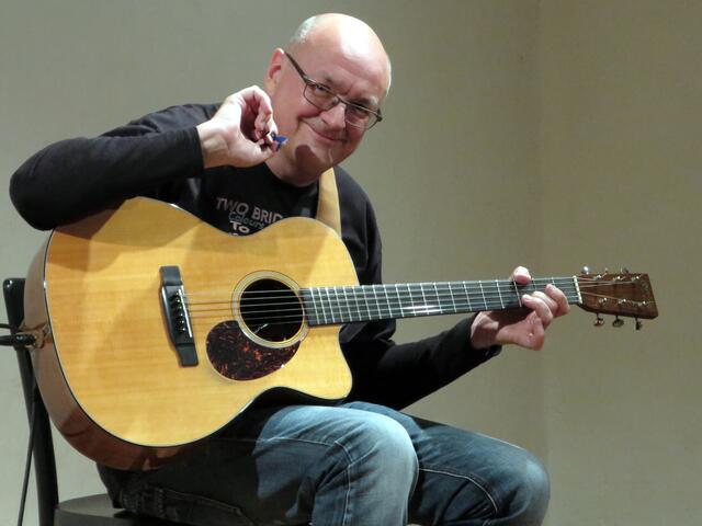 Der belgische Fingerstyle-Gitarrist Jacques Stotzem tritt am 2. September 2022 in der Galerie Blaugelbezwettl auf. | Foto: Blaugelbezwettl