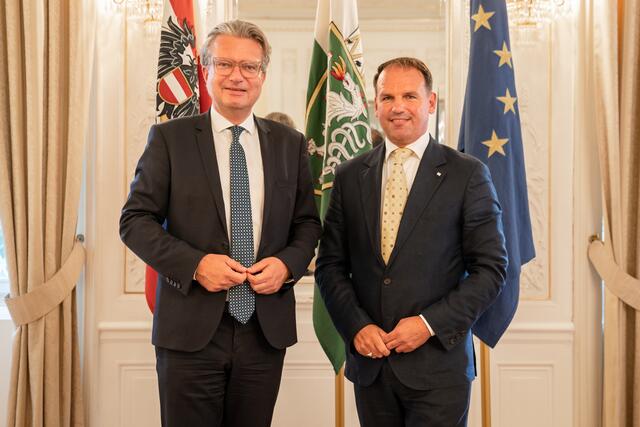 Gustav Spener (rechts) wurde von Landeshauptmann Christopher Drexler als Präsident der Kammer der Ziviltechnikerinnen und -techniker angelobt. | Foto: Land Steiermark/Binder