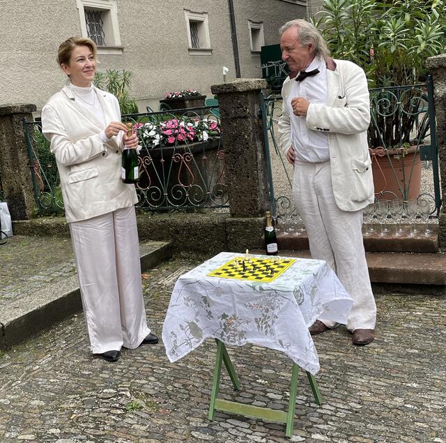 An einem regnerischen Tag führten Friderike Zweig (Julienne Pfeil) und Stefan Zweig (Walter Sachers) durch Salzburg.  | Foto: Anna-Katharina Wintersteller