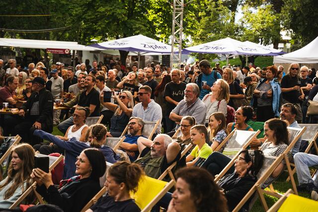 Stadtpark: Bei Sonnenschein genossen die Zuhörerinnen und Zuhörer die Klänge der Soul Gift Band. | Foto: Michael Geißler