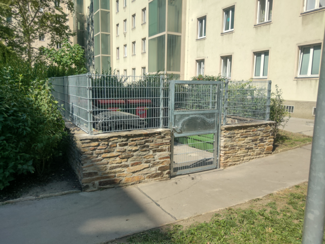 Die Müllinsel wurde zur Freude der Mieter endlich eingezäunt.
 | Foto: privat
