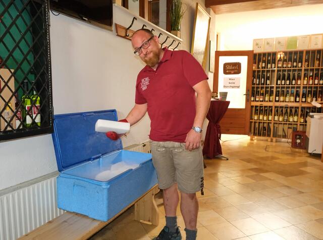 Bis Sonntag versuchte Georg Sommerbauer noch, die 800 kg Lebensmittel mittels Trockeneis zu kühlen. Dann musste er die eingekauften Lebensmittel entsorgen. | Foto: C. Reisinger