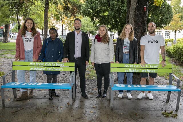 Von links nach rechts: Vicotria Nuñez Oviedo, Bezirksrätin Angela de Sousa Simoes Krainer (SPÖ), 
Bezirkvorsteher Markus Rumelhart (SPÖ), Sigrid Kremser, eine Praktikantin von StoP und ein Aktivitst.  | Foto: BV 6