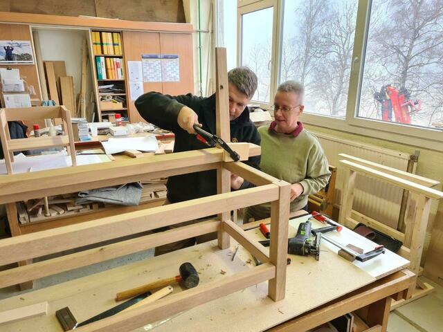 Die Ausbildung zum Tischler bzw. Zimmerer besteht je zur Hälfte aus Theorie- und Praxisunterricht sowie aus Betriebspraktikum. | Foto: AMS
