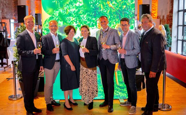 NÖ Werbung GF Michael Duscher, Obmann Rudolf Rabl (regionales Weinkomitee), Winzerin Eva Steininger, Staatssekretärin Susanne Kraus-Winkler, LR Jochen Danninger, GF Andreas Wickhoff, NÖ Weinbauverband Vize-Präs. Leopold Müller | Foto: Necker