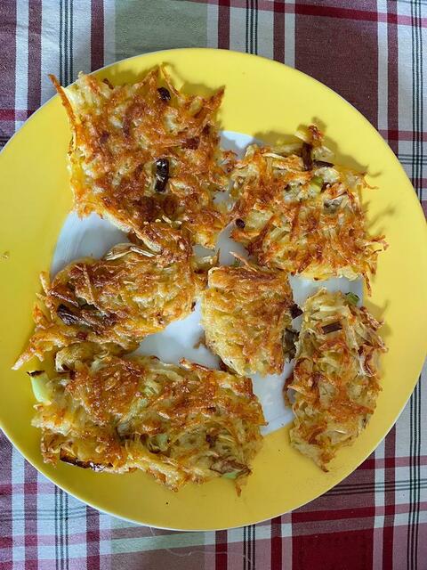 Bio-Kartoffelpuffer: Zwei Teller um 1 € (3 große Erdäpfel, 1 Ei, Zwiebel, 2 EL Mehl) | Foto: hs